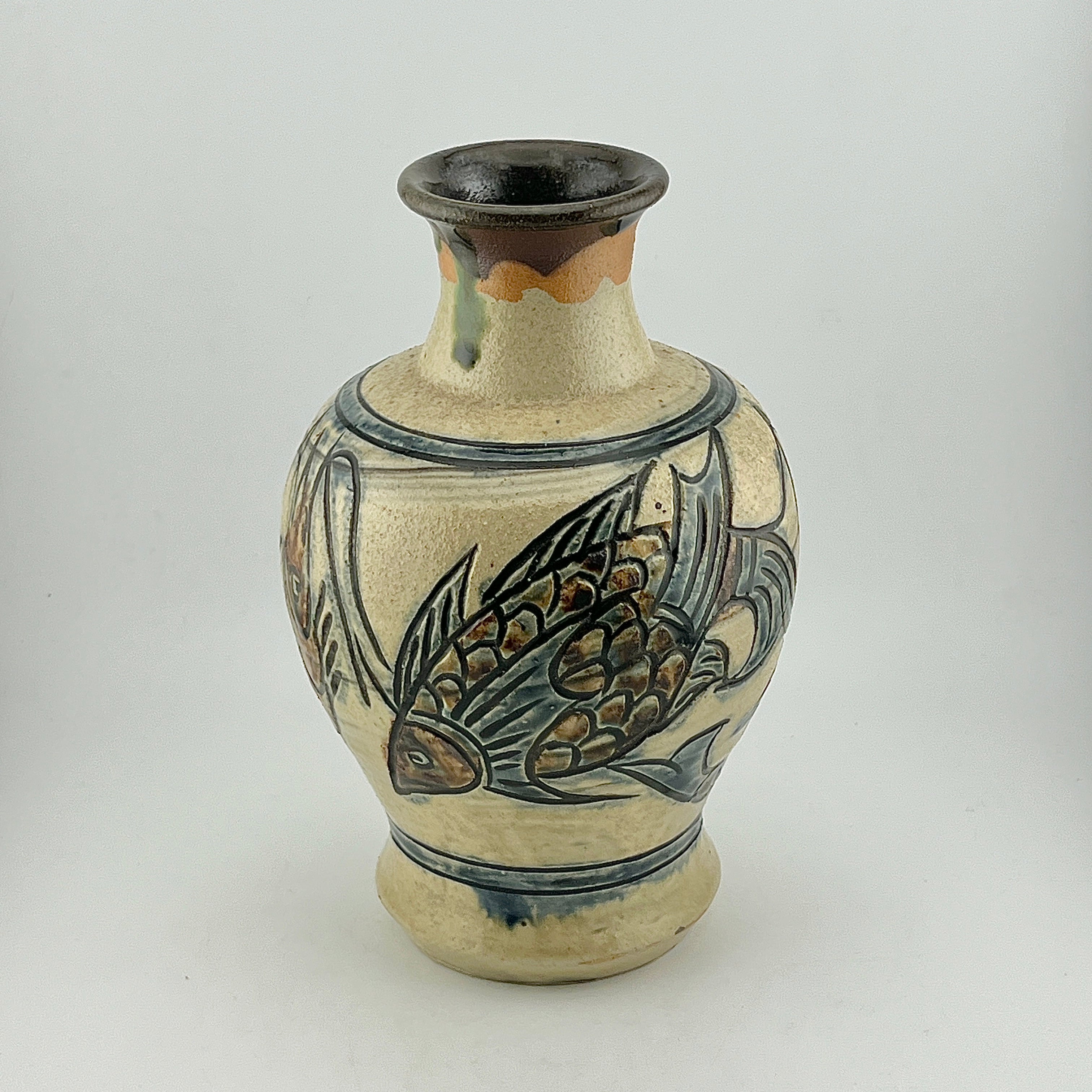 壺屋焼 人間国宝 金城次郎作 海老魚紋花瓶 – 生活民芸 なかむた