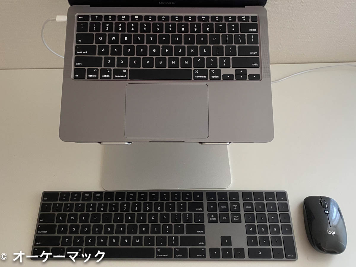 MacBook Airをノートパソコンスタンドに乗せてデスクトップ風に使う