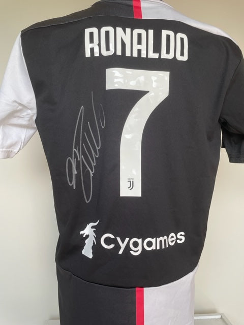 廃盤EA SPOPTS FIFA19 ユベントス クリロナ 限定ユニフォーム Amazon