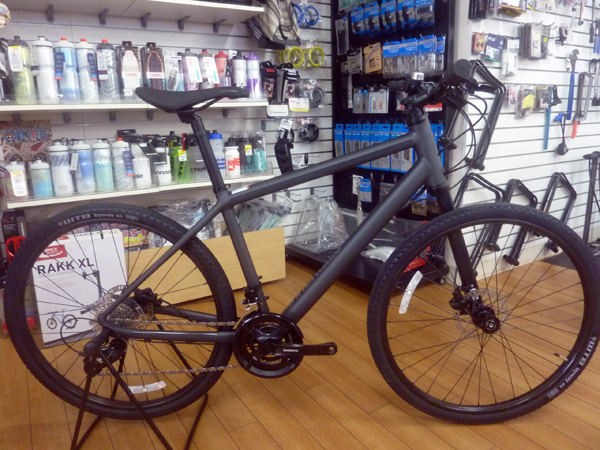 黒のクロスバイク！キャノンデール BAD BOY 3 登場！ - サンワ