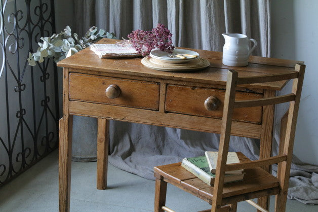 手作りの味わい！ヴィクトリアンのオールドパインデスク（机