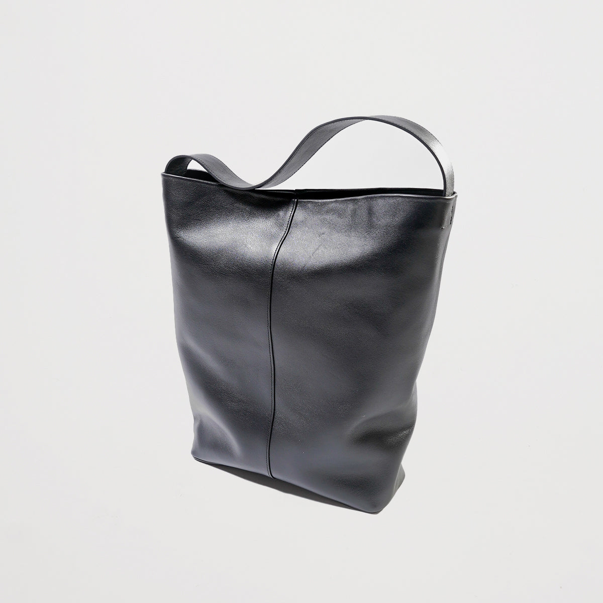 MARY BUCKET SHOULDER MM / RAPTO FLEX｜上品レザーの軽量ワン