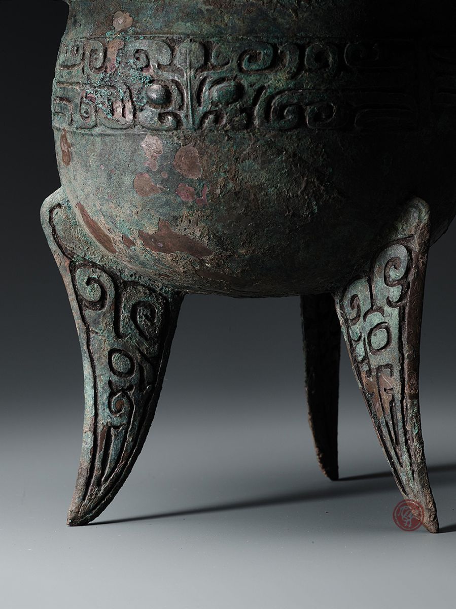 ARCHAIC BRONZE DING, WITH BLADE FEET