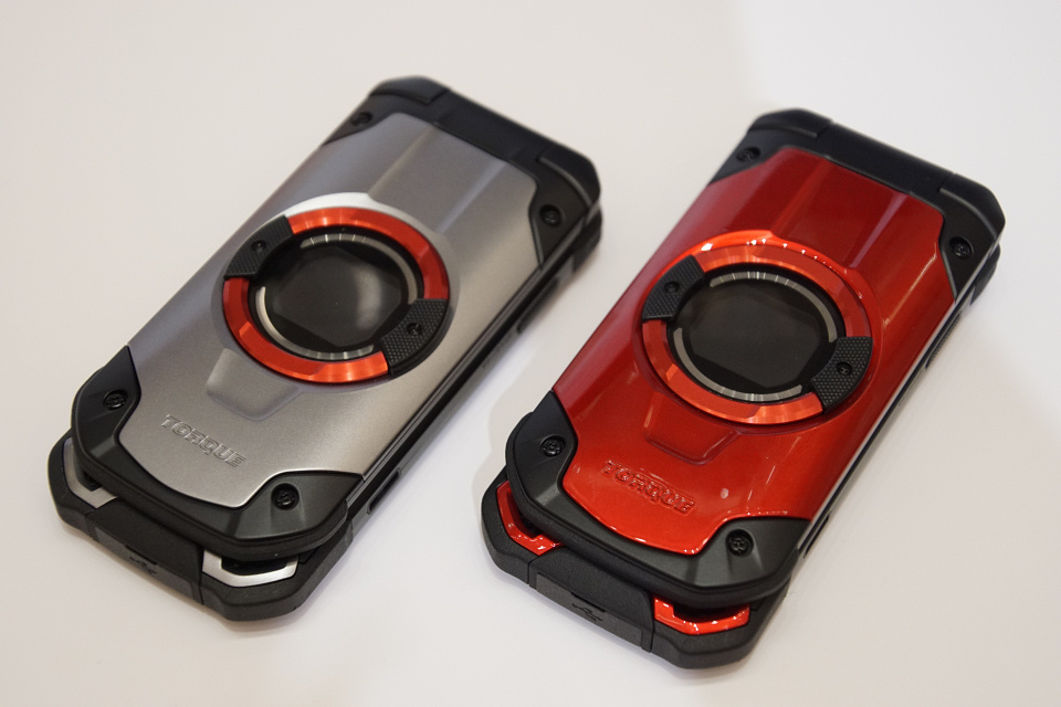 KDDI、au向け折りたたみ型タフネスケータイ「TORQUE X01」を2月24日に