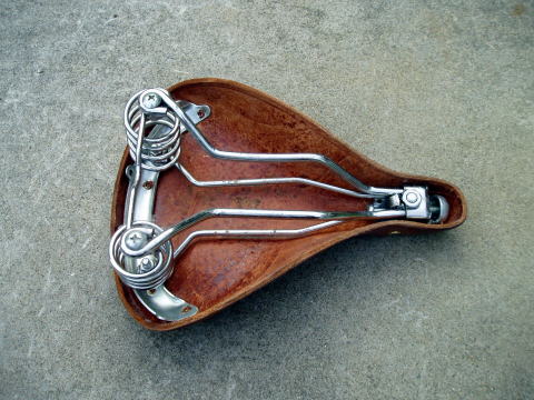 プジョーの革サドル