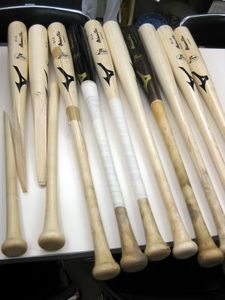 慎之助選手の折れたバットです: 阿部慎之助後援会スタッフブログ