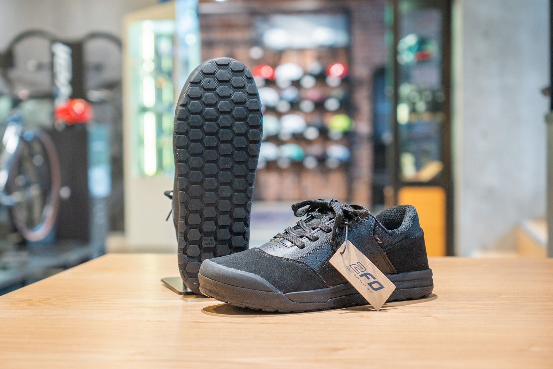 カジュアルな見た目で履き心地のいいマウンテンバイクシューズ”2FO