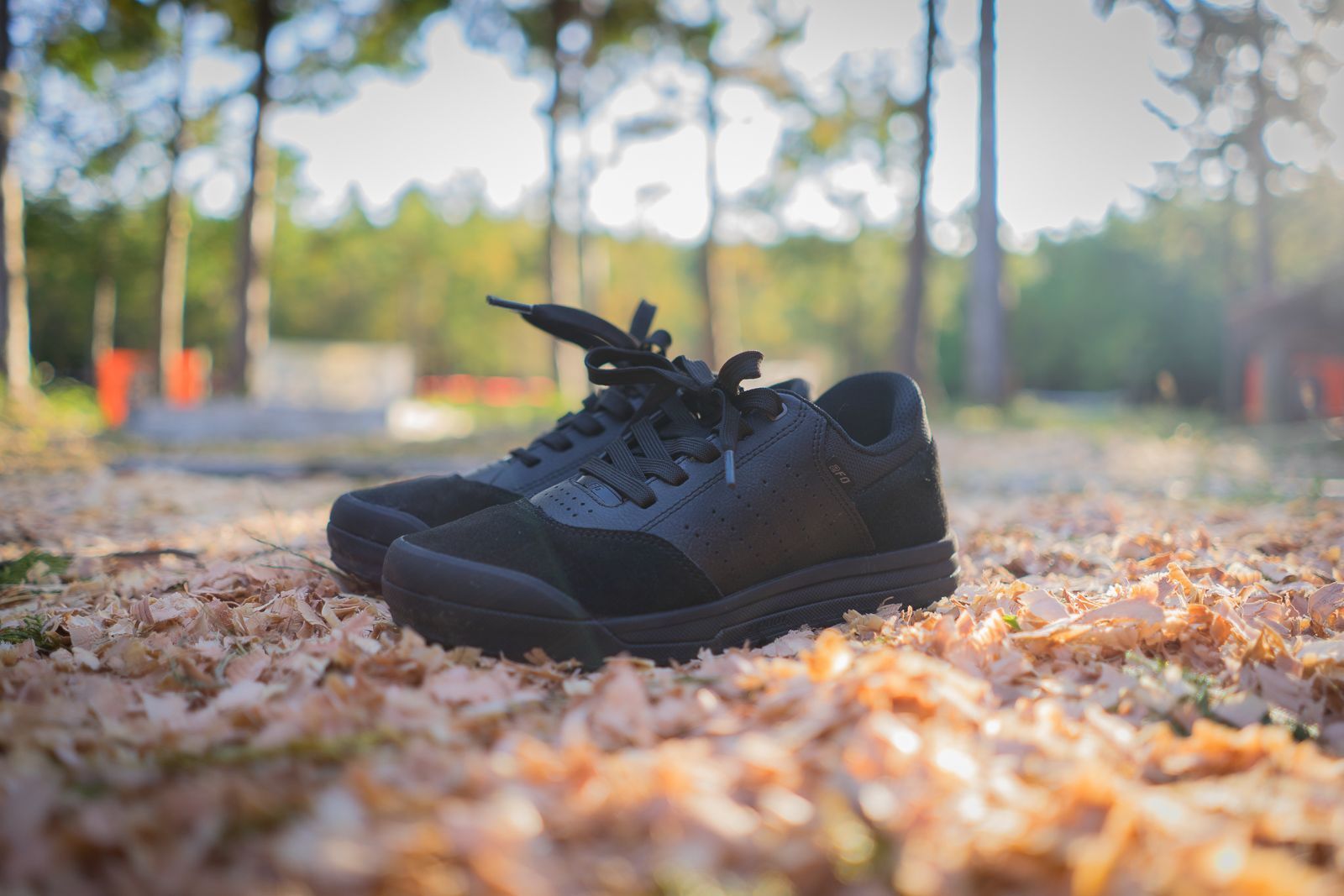 カジュアルな見た目で履き心地のいいマウンテンバイクシューズ”2FO