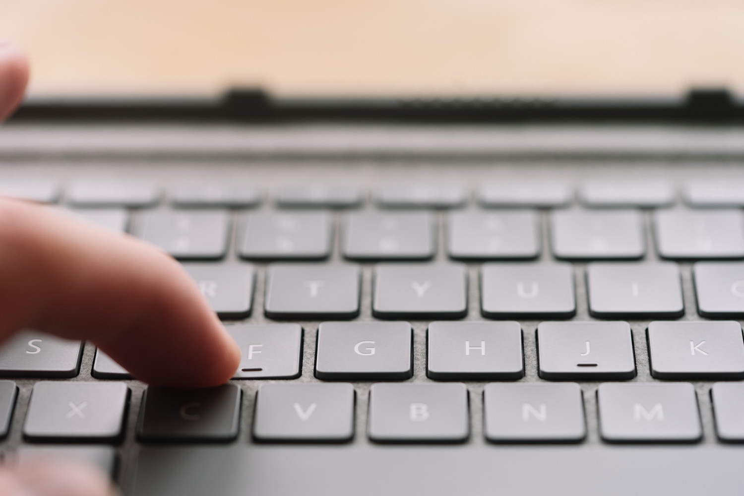 アルカンターラが美しい。Surface Goに必須の『Signature タイプ