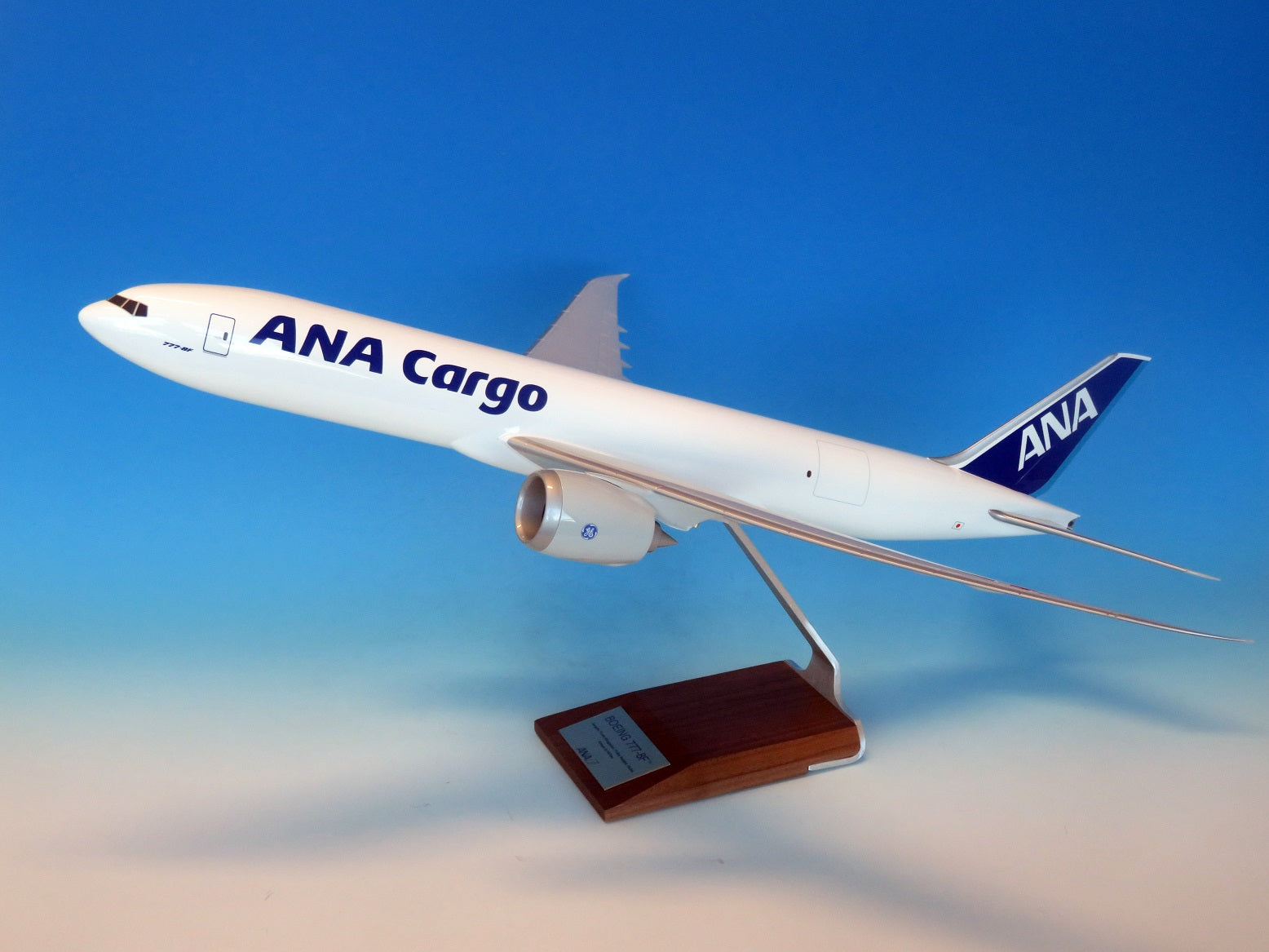 全日空商事 777-8F ANA 全日空カーゴ 木製台座プレート付 1/100 [NH00113]