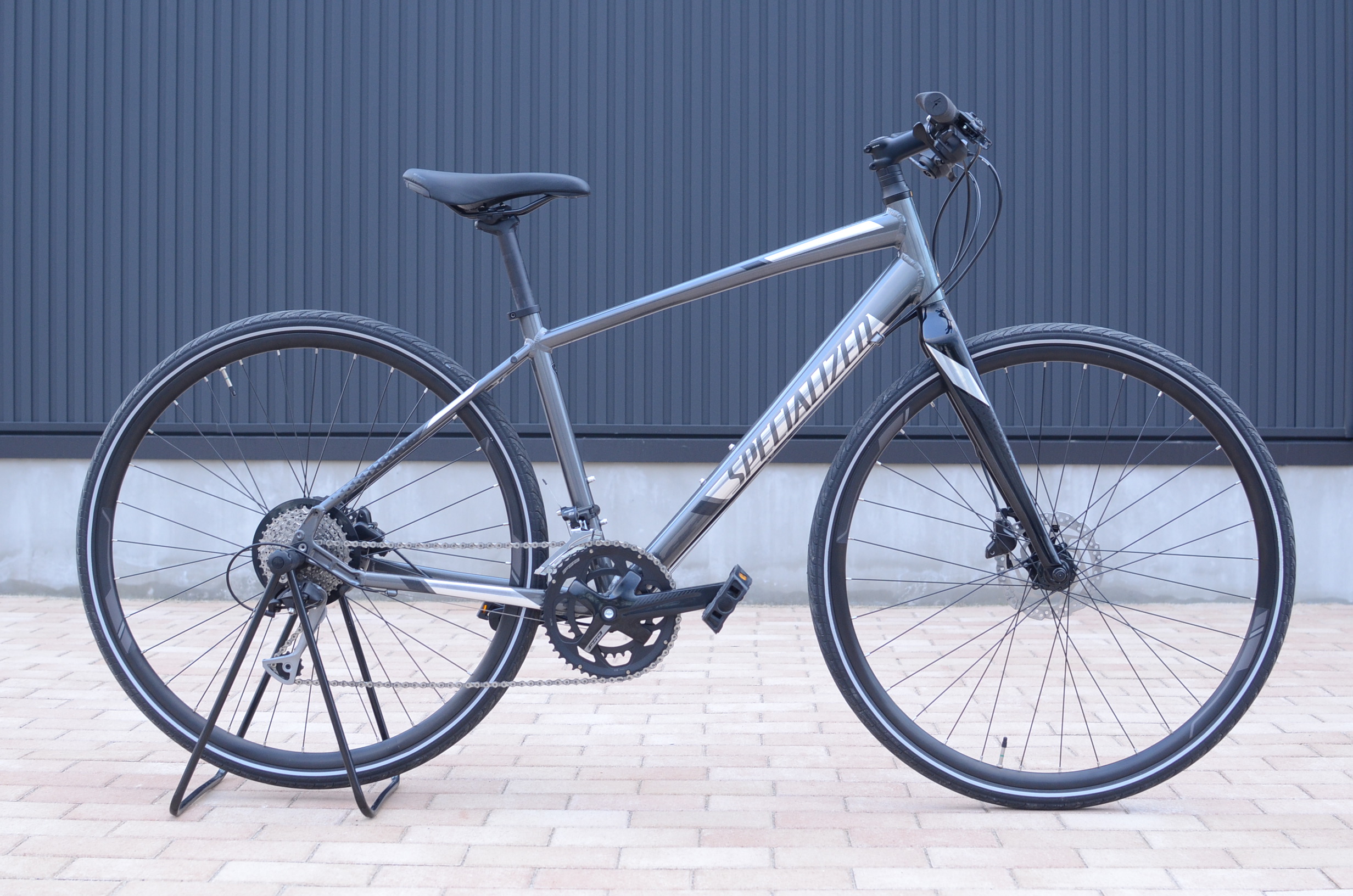 油圧ディスクブレーキを搭載したクロスバイク！シラス スポーツ