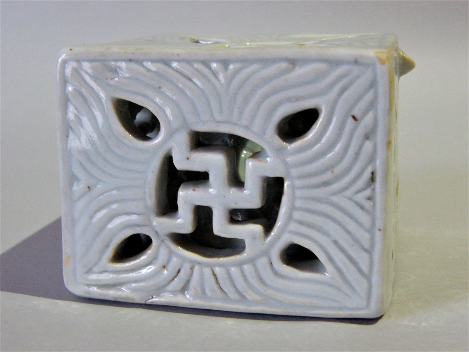 冨江洗心堂 - 李朝白磁透卍形水滴 | 古美術品専門サイト fufufufu.com