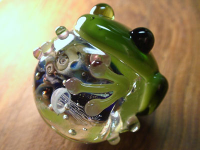 蛙、海のカケラを抱く