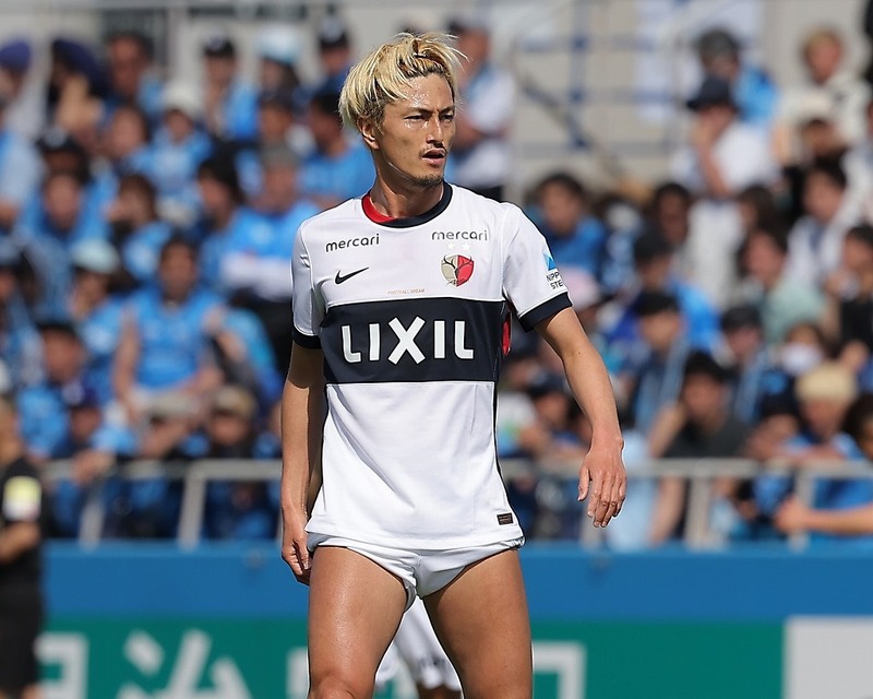 得点後の鈴木優磨が寝転んで煽りパフォ→敵DFに腕を踏まれる。解説の林