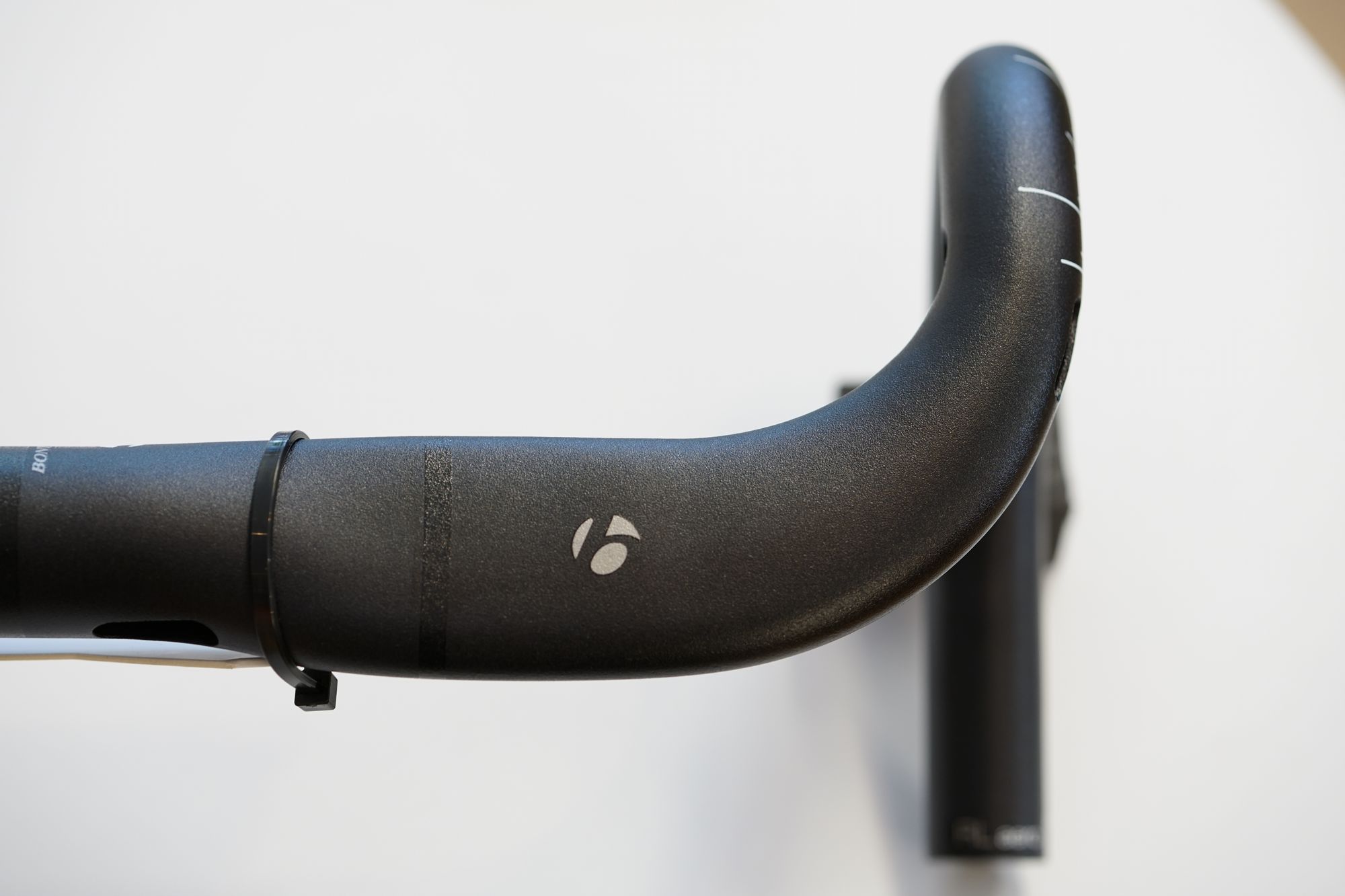 エアロ形状のドロップハンドルをお手頃価格で。BONTRAGER RL AERO