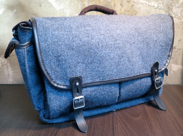 OUTLET】ハリスツイードによる至高のフロントバッグが現品限りの