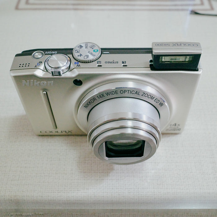 USED) NIKON Coolpix S8200 Digicam - Silver - Like New - 20020171