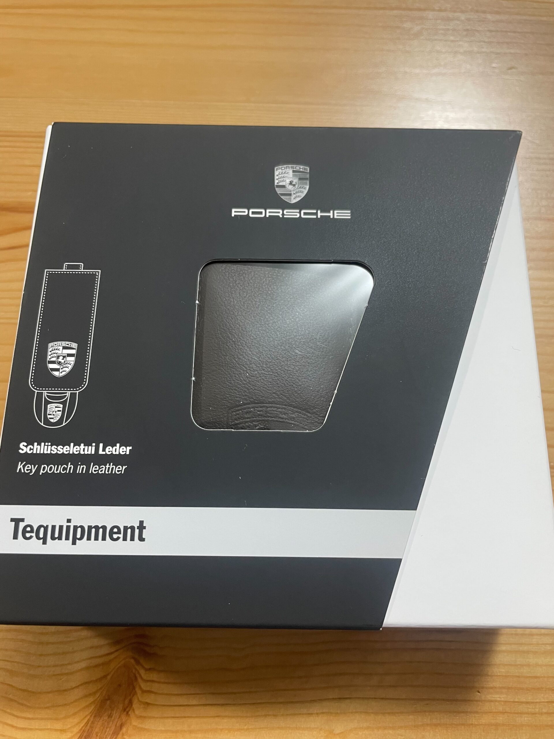 ポルシェ純正レザーキーケースを導入！裏側のベルトの使い道とは