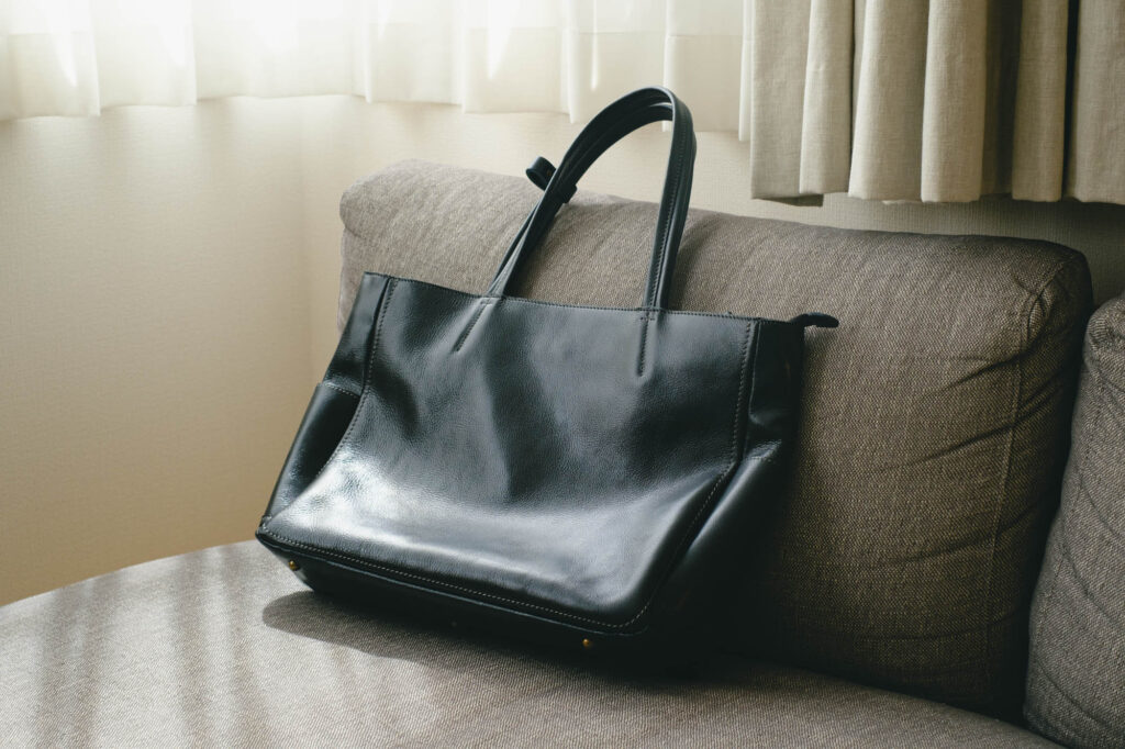 大きめサイズでちょっとした出張にも。ハンズのレザー・トートバッグが