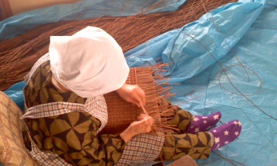 青森県岩木山麓 ここでも80歳になる老婆の手による優れたあけび蔓細工