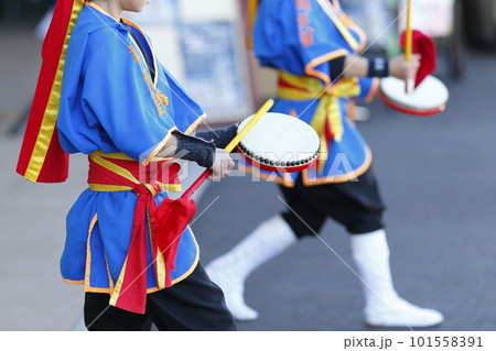 沖縄エイサー踊りの演舞中のパーランクーの写真素材 [101558391] - PIXTA