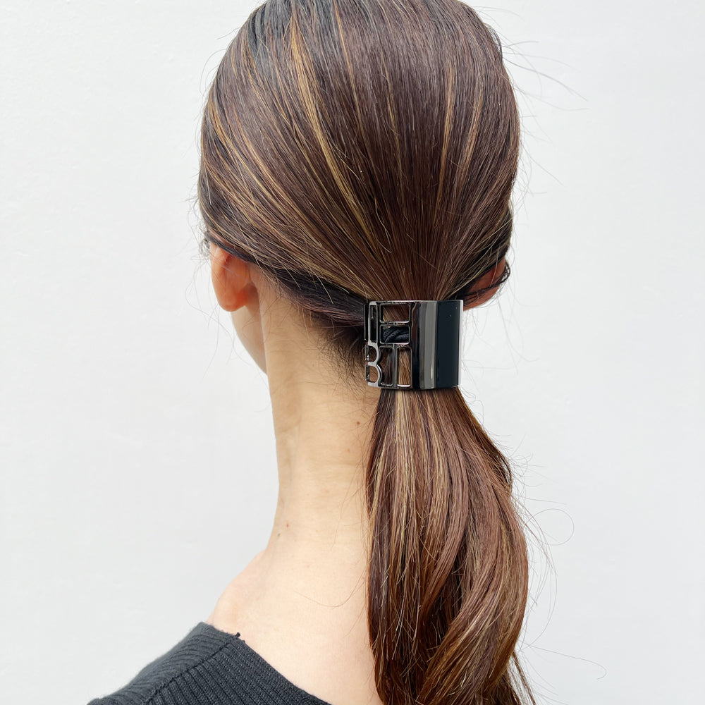 THBT メタル モノグラム ランドスケープ ポニーカフ ザ ヘア バー