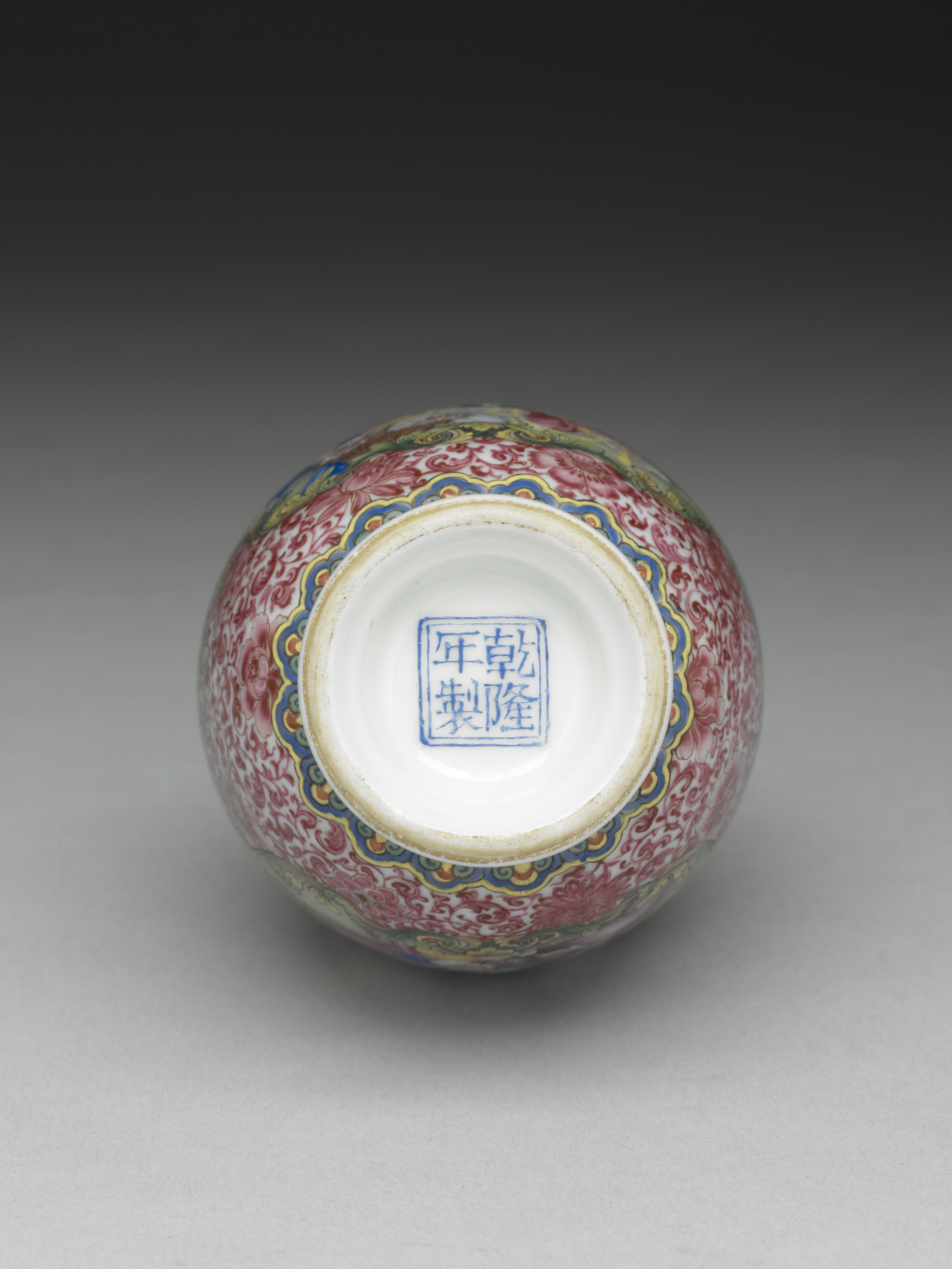 国立故宮博物院 3D文物鑑賞-3D文物-清 乾隆 琺瑯彩錦地開光西洋人物貫耳瓶