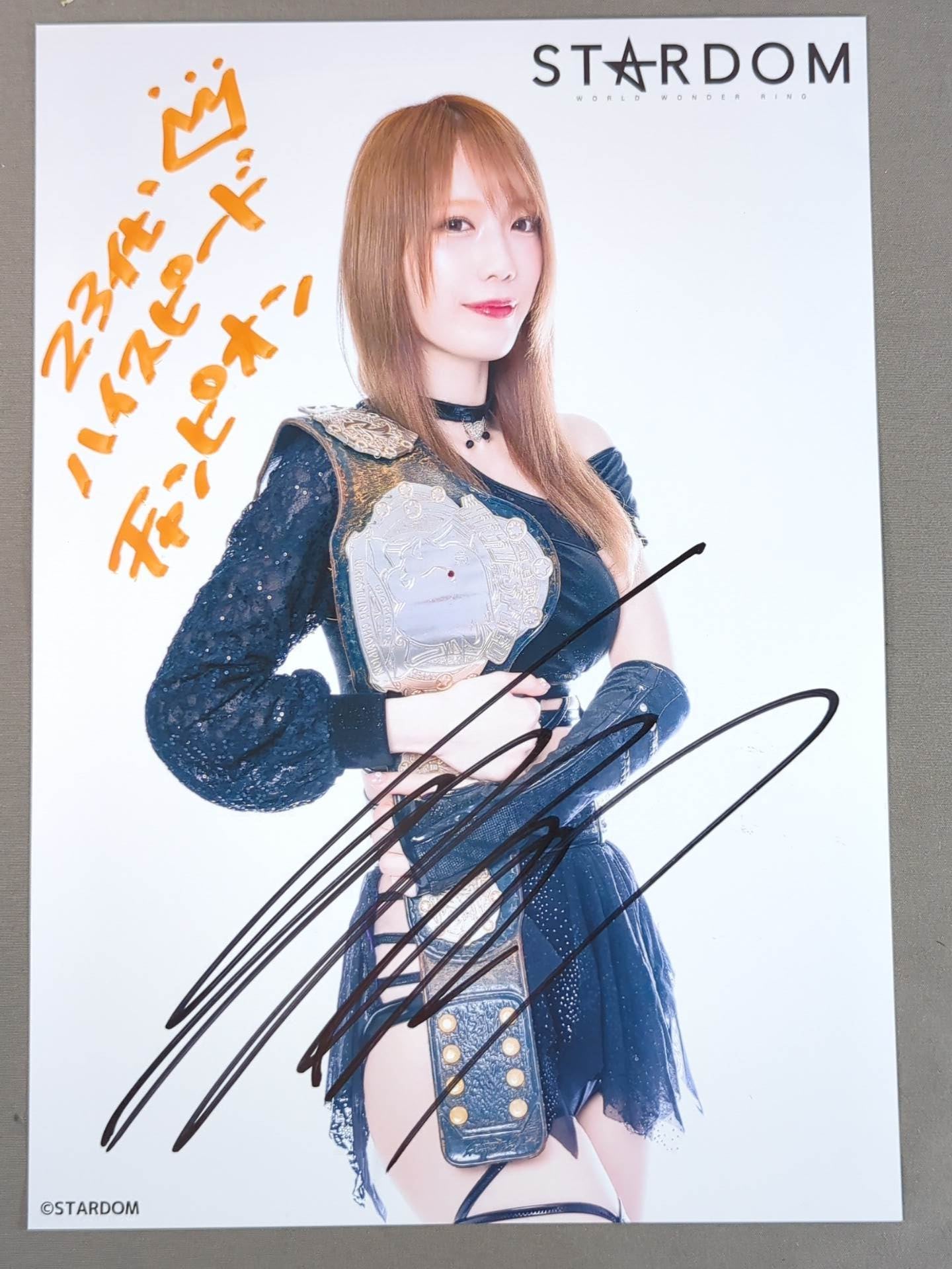 スターダム 鹿島沙希 直筆サイン & キスマーク入り 写真集 EMBLEM