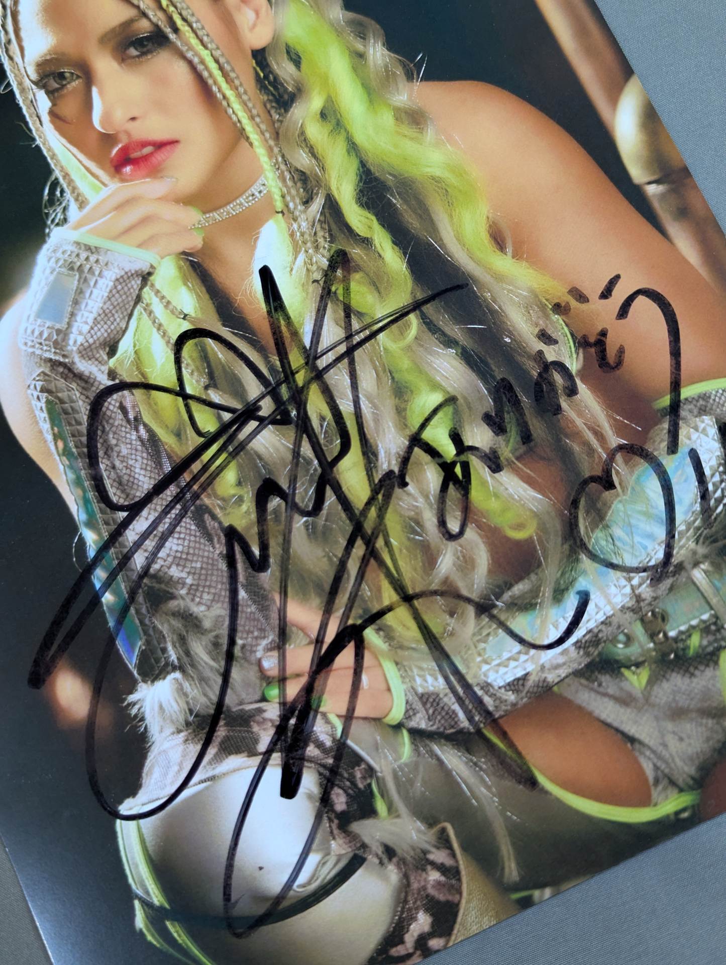 ジュリア 直筆サイン入り スターダムポートレート(E-5) – 闘道館