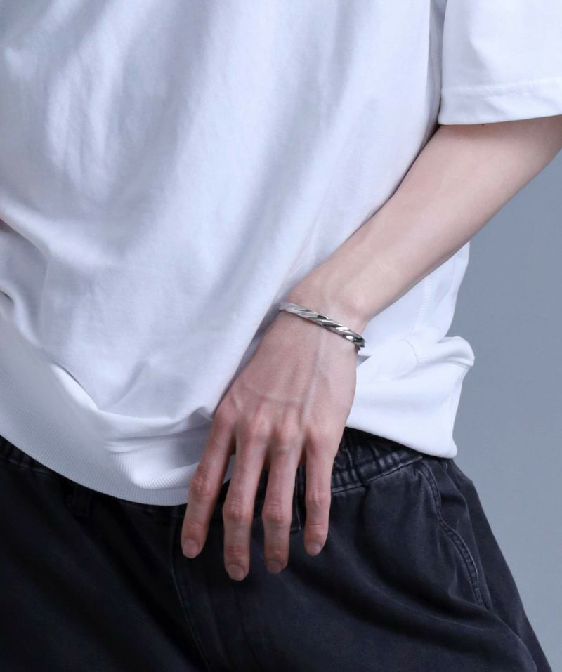 定価2万越え！925シルバー ライオンハート ツイストデザイン バングル