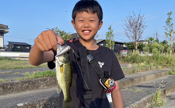 小学6年生が琵琶湖での陸っぱりバス釣りに挑戦！ソフトベイトで本命