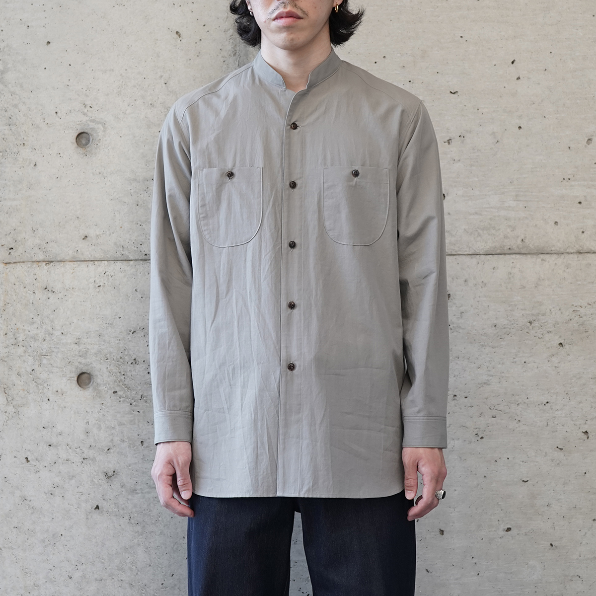 tilt The authentics】美しいシルエットのスタンドカラーシャツのご