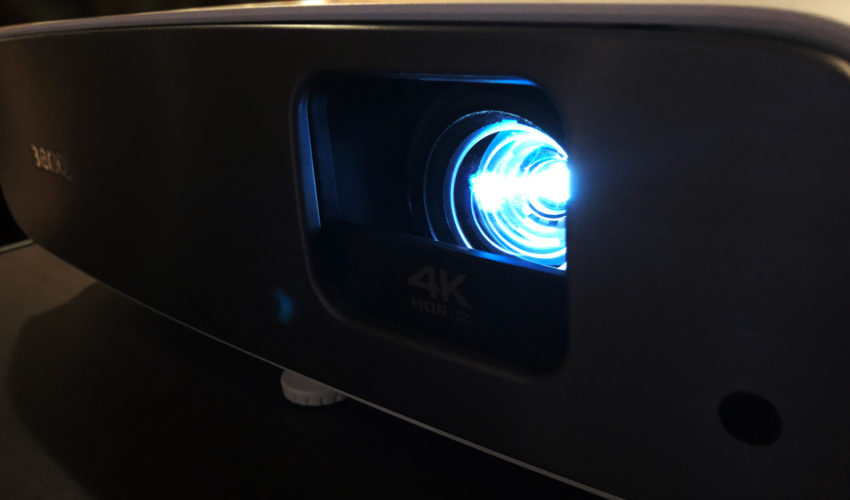 BenQ HT3550 4Kプロジェクターのセットアップと映像投影