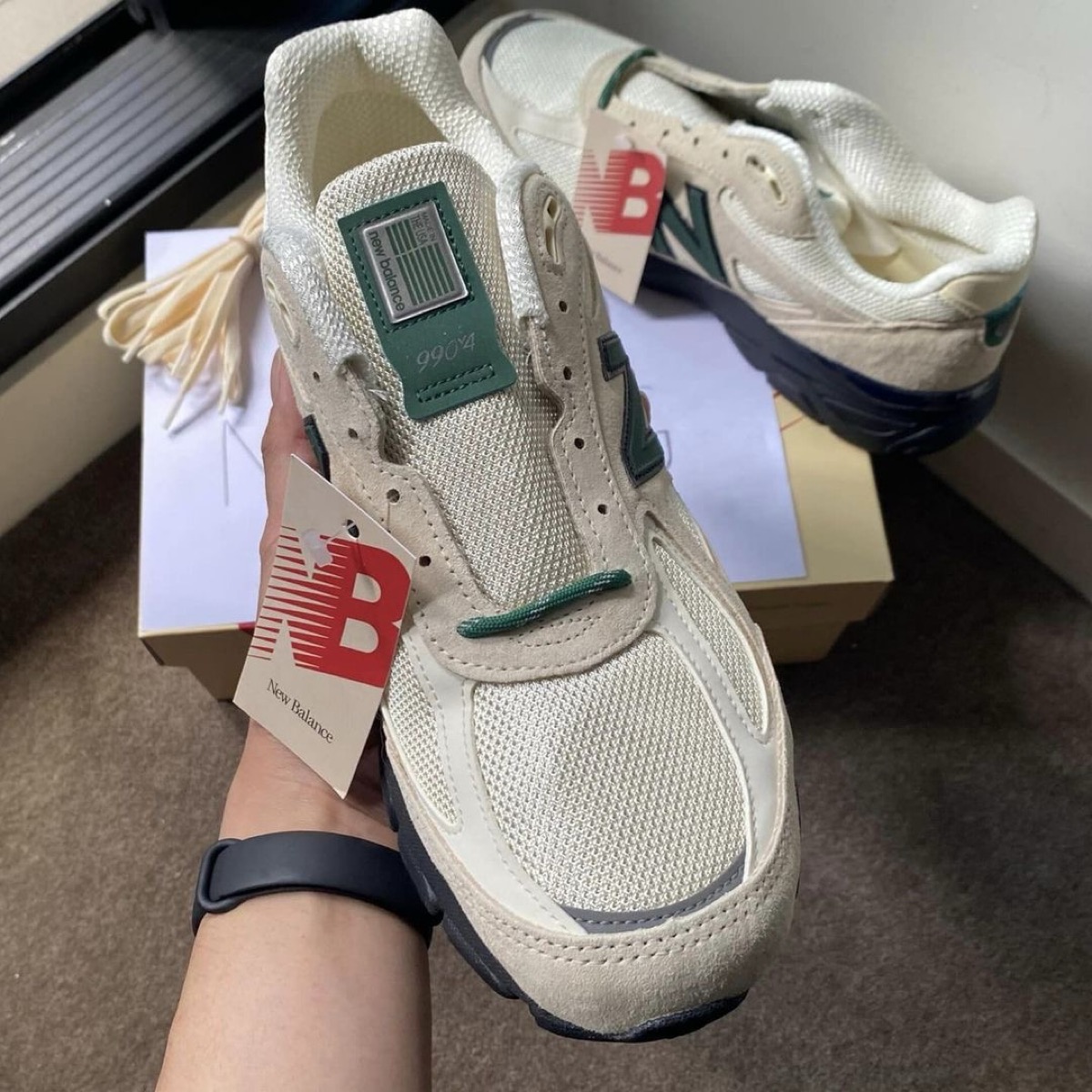 New Balance〈990v4 “Macadamia Nut”〉が国内3月28日より発売［U990GB4