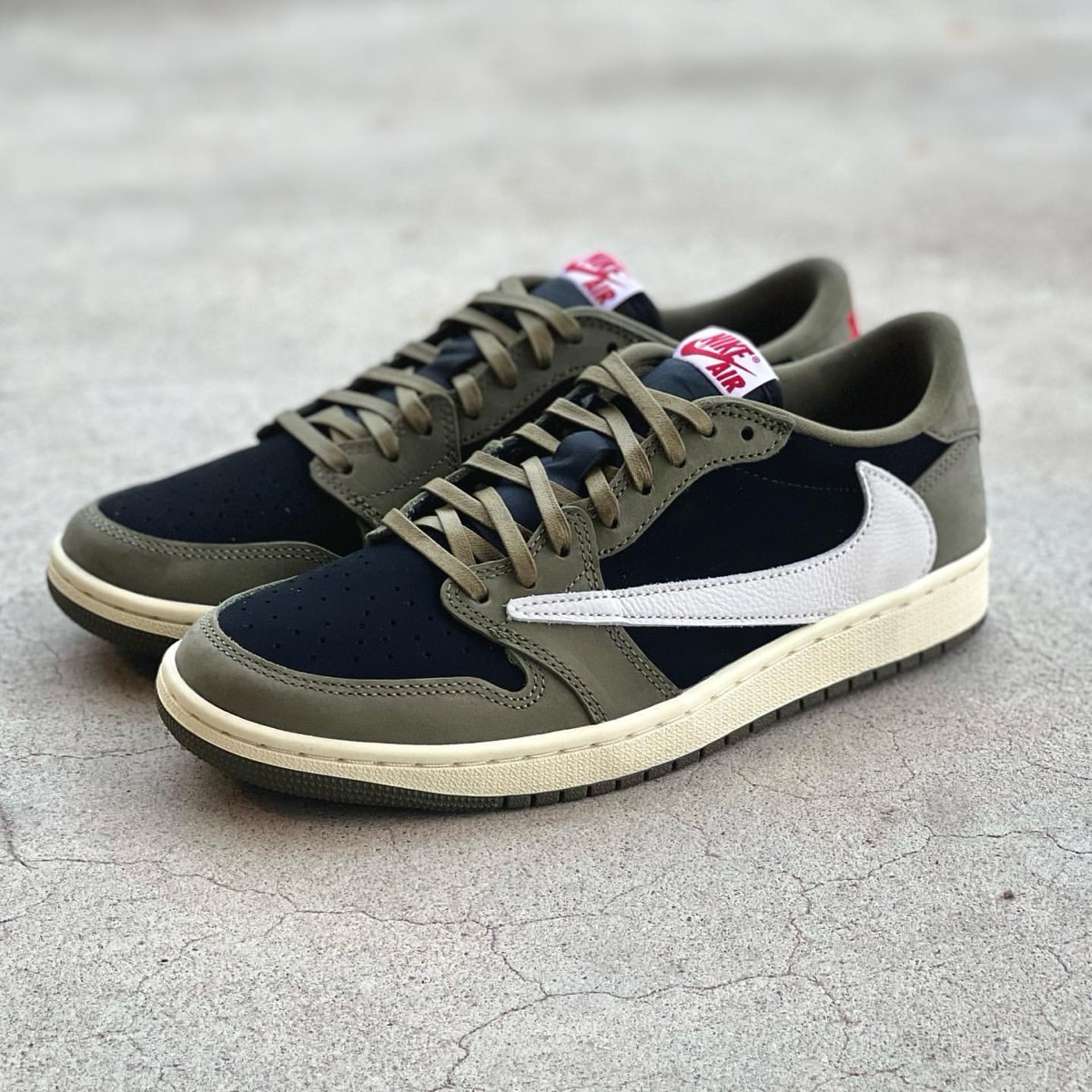 Travis Scott × Nike Air Jordan 1 Low OG SP “Black Olive”の発売が