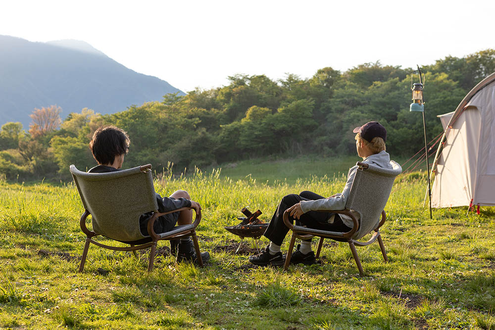 まるで高級家具。銘木を使った美フォルムのアウトドアチェアが誕生