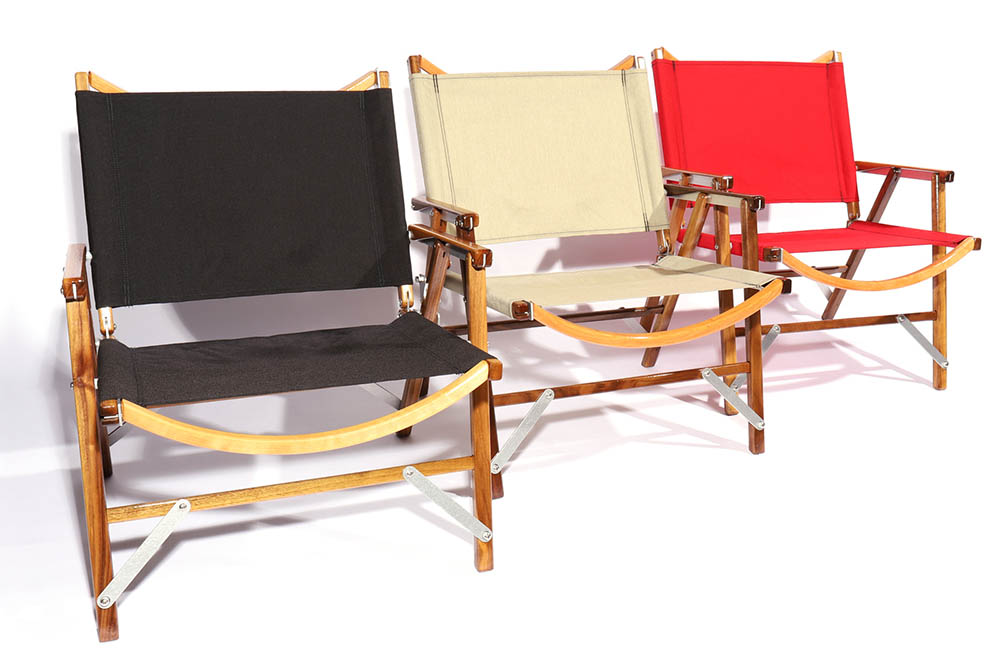 入手困難なカーミットチェアに、ブロンドカラーのウォールナットを使っ