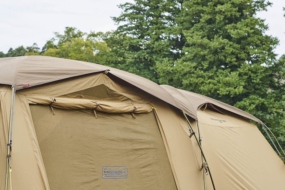 コールマンの定番2ルームテントに、コットンライクな新素材を採用した