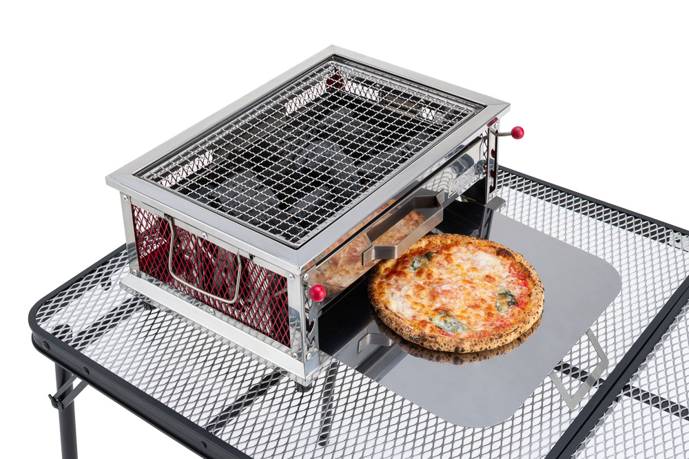 コールマンの新作グリルは、炭の熱を徹底活用！ 二階建て構造でピザも