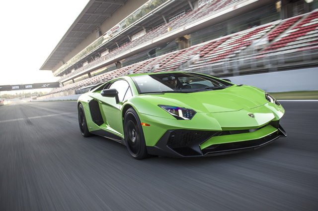 ランボルギーニ・アヴェンタドールLP750-4 スーパーヴェローチェ （4WD