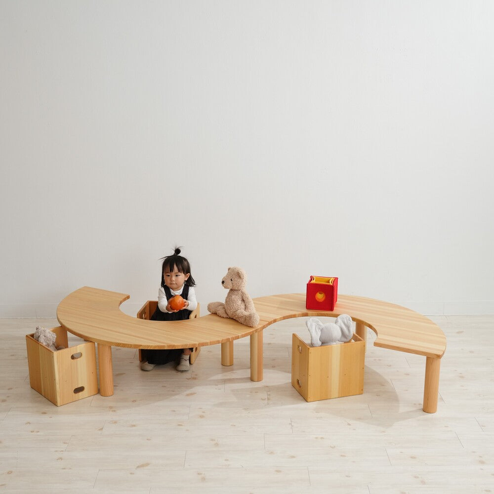 保育家具の定番！ドーナツ型半割テーブル – なかよしライブラリー
