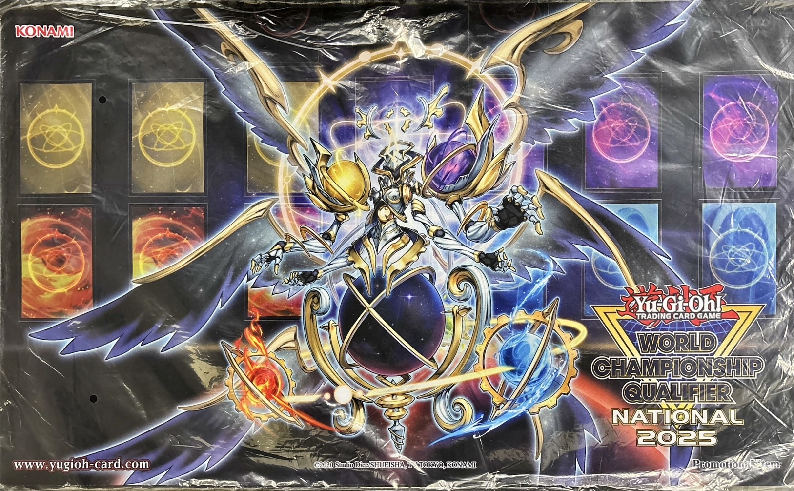 プレイマット『創世の神デウテロノミオン(WCQ)』【-】{-}《プレイマット》