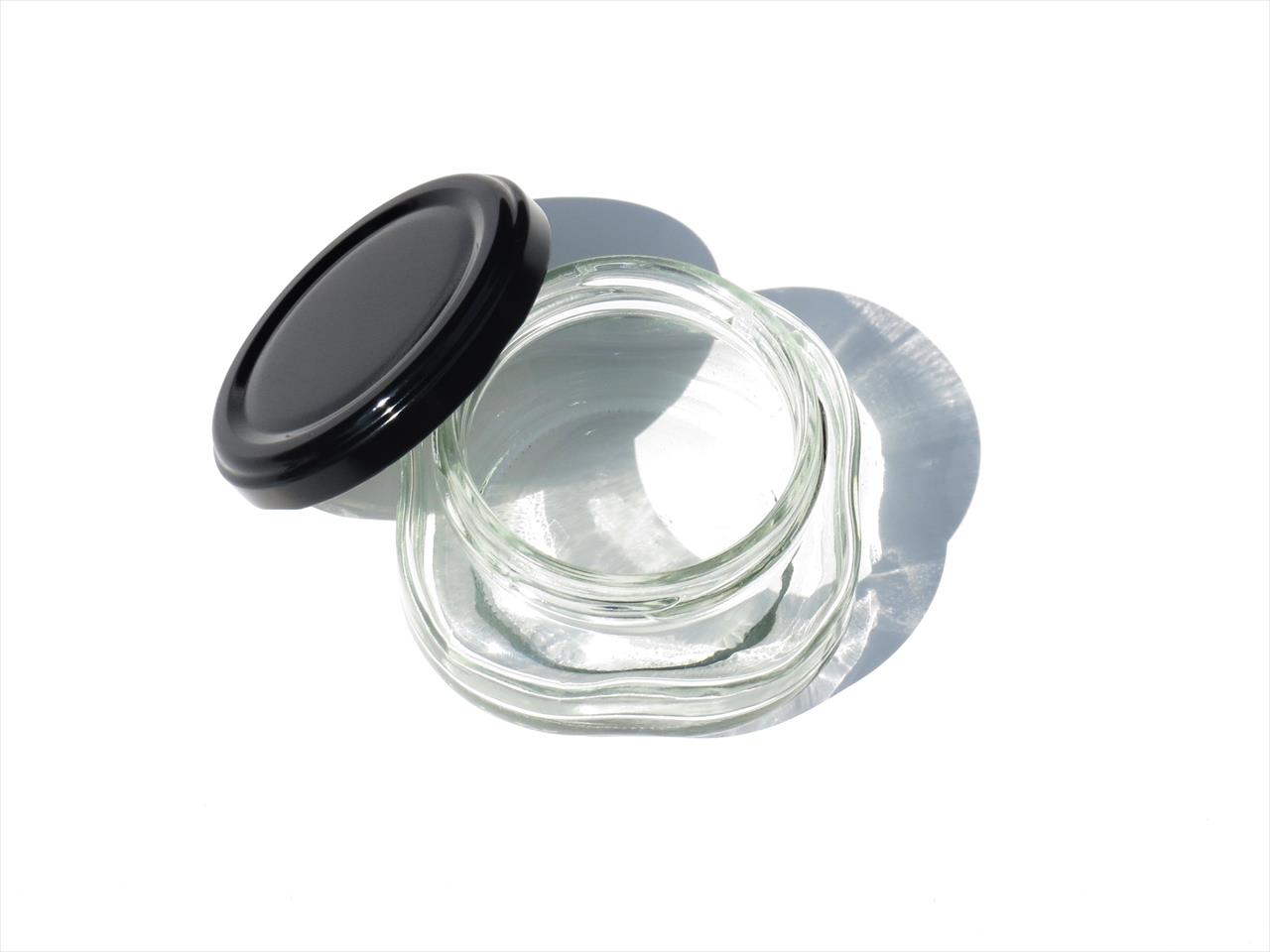 ユニークな平角デザインが特徴の小型ジャム瓶です