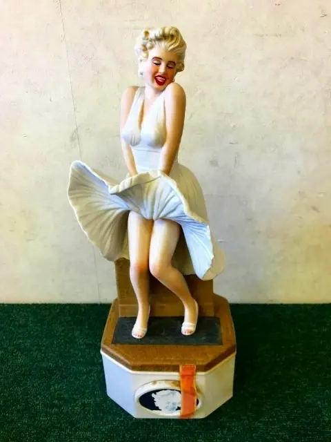 横浜市 神奈川区にて 陶器ボトル ウイスキー マリリンモンロー『7年目