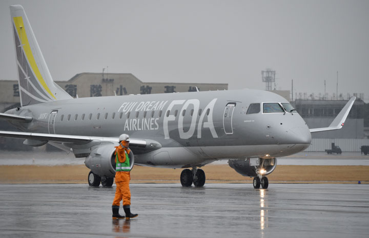 曇り空に溶け込むシルバー 写真特集・FDAの10号機到着