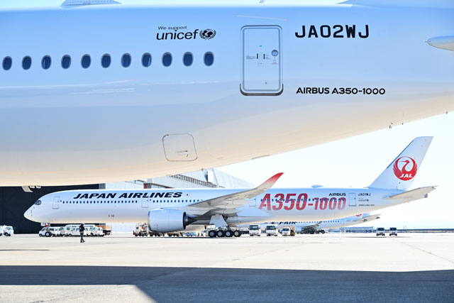 JAL A350-1000、ロゴ入り初号機と真っ白2号機並ぶ 24日NY就航