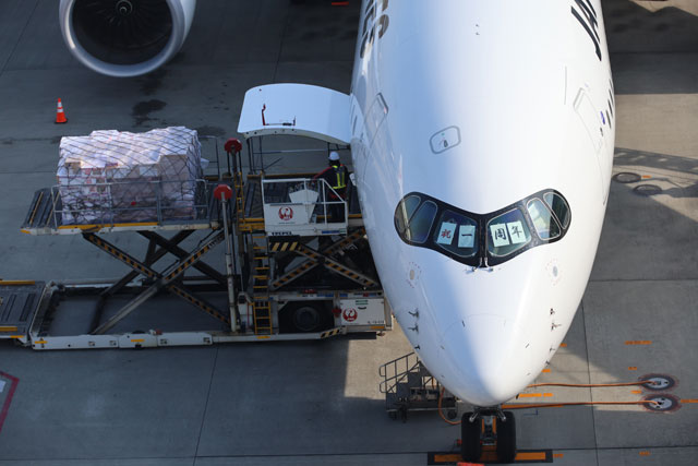 JAL、A350-1000が就航1周年 初便と同じNY行きで記念品