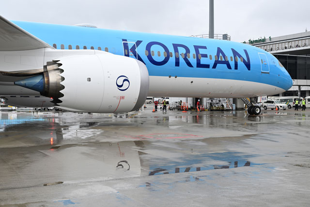 大韓航空、初の新塗装787-10就航 雨の成田に初便