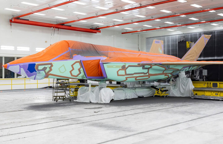 F-35、フィンランド向け初号機が塗装開始