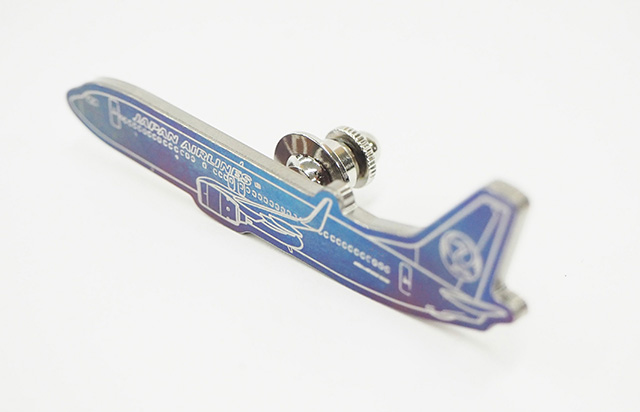 JAL、アップサイクル新商品2種 737ピンバッジと退役777トレー